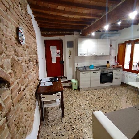 Апартаменты Casa Vicolo Delle Chiavi Поджибонси Экстерьер фото